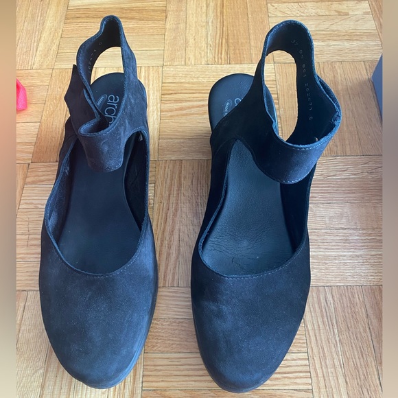 Arche Small Wedge - Picture 1 of 3